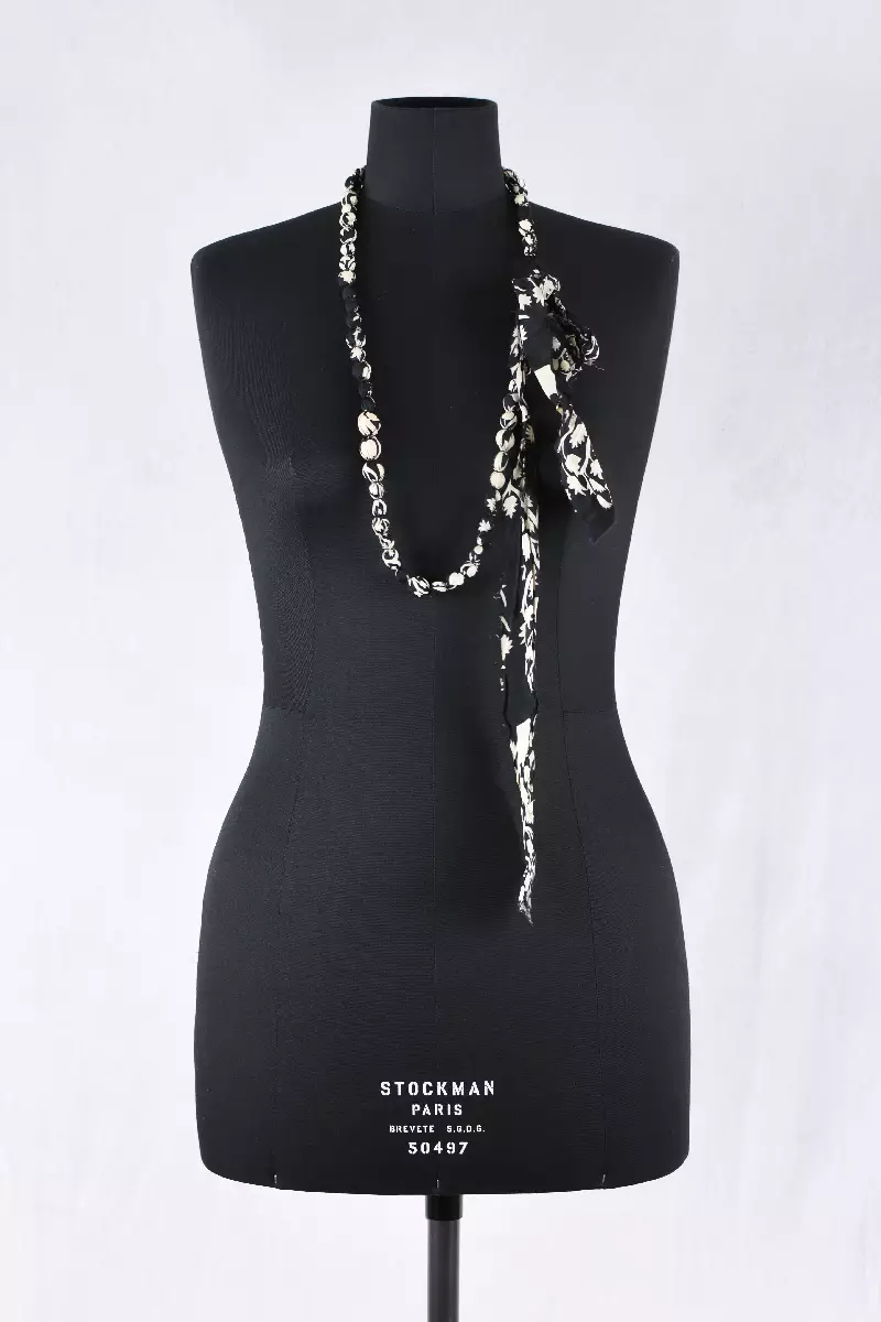 krista larson collier beaded necklace chez abby maud en coloris black border