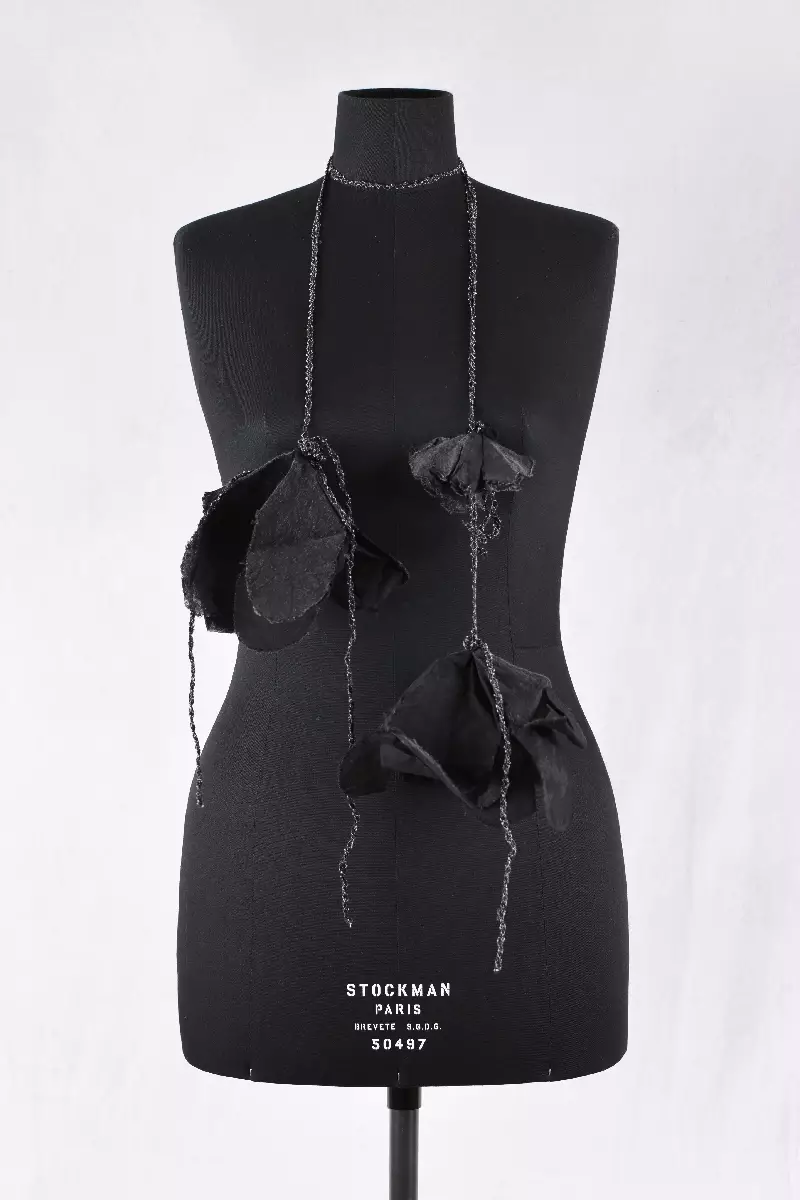krista larson collier flower necklace chez abby maud en coloris faded black