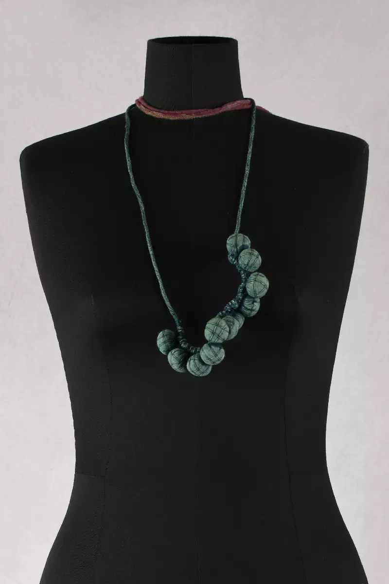 krista larson collier celestial necklace chez abby maud en coloris emerald
