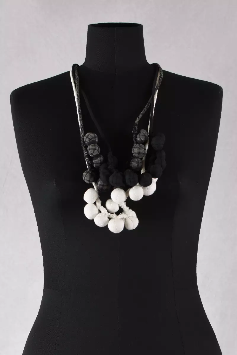 krista larson collier celestial necklace chez abby maud en coloris white black et faded black en gros plan