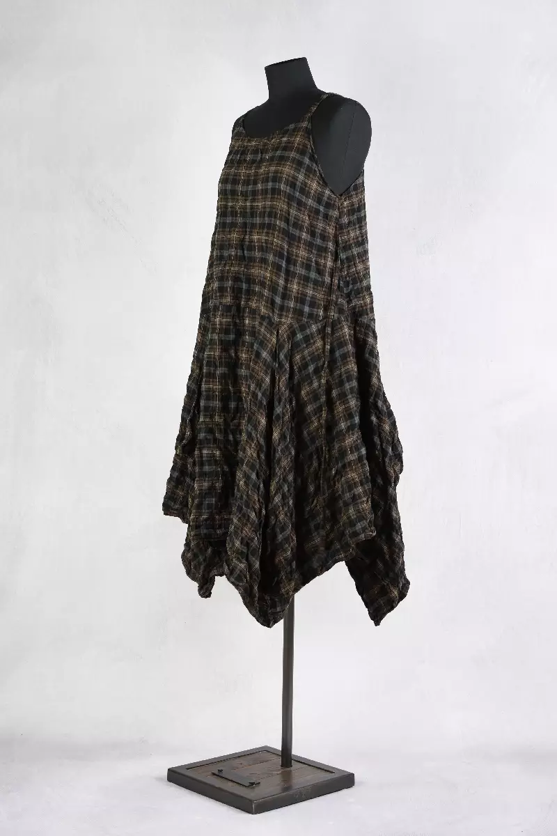 krista larson robe long pinwheel slip dress en coloris black oak chez abby maud de profil en pied
