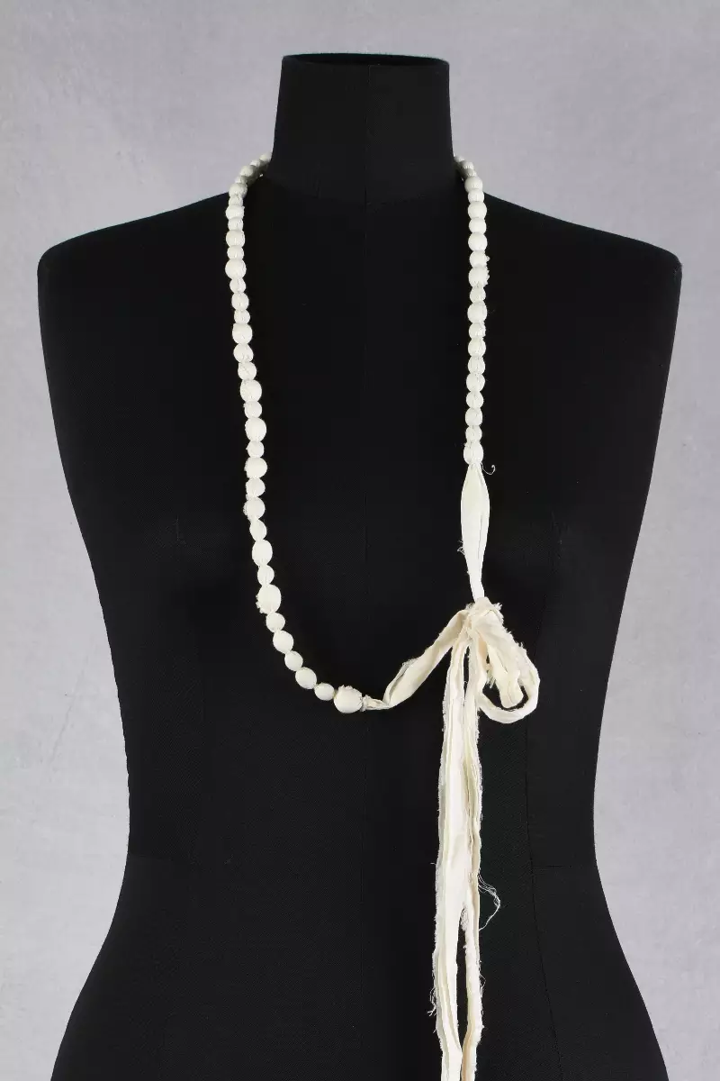 krista larson collier beaded necklace en coloris cream chez abby maud de face en zoom