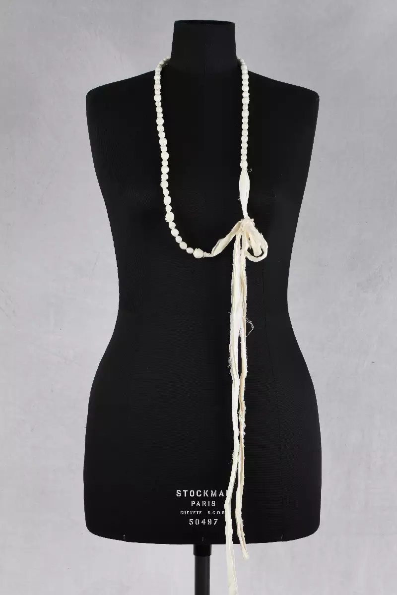 krista larson collier beaded necklace en coloris cream chez abby maud de face