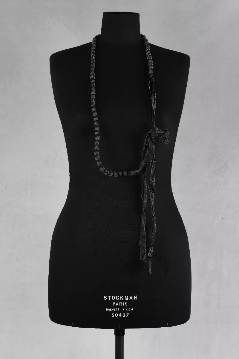 krista larson collier beaded necklace en coloris faded black chez abby maud de face
