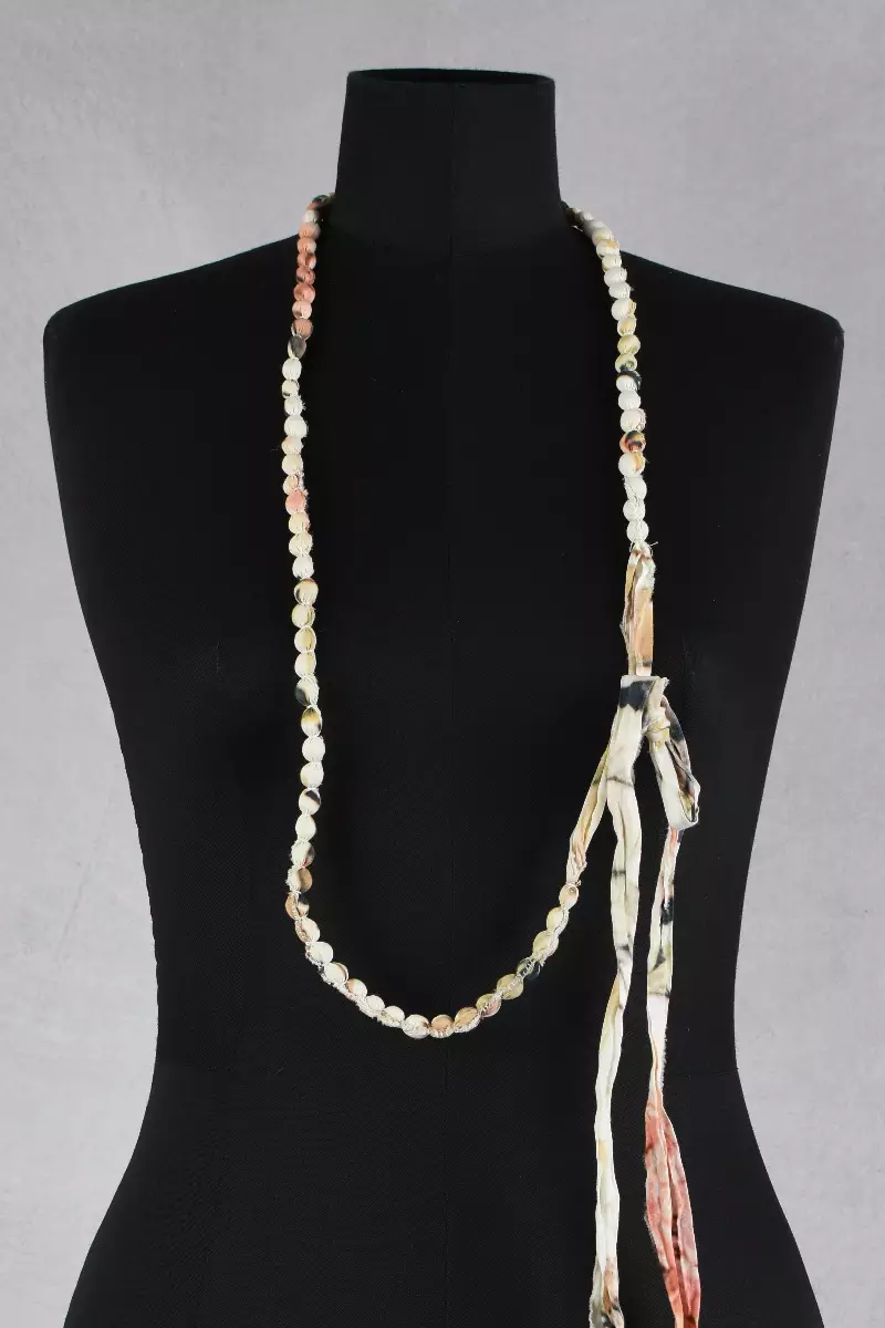 krista larson collier beaded necklace en coloris white peony chez abby maud de face en zoom