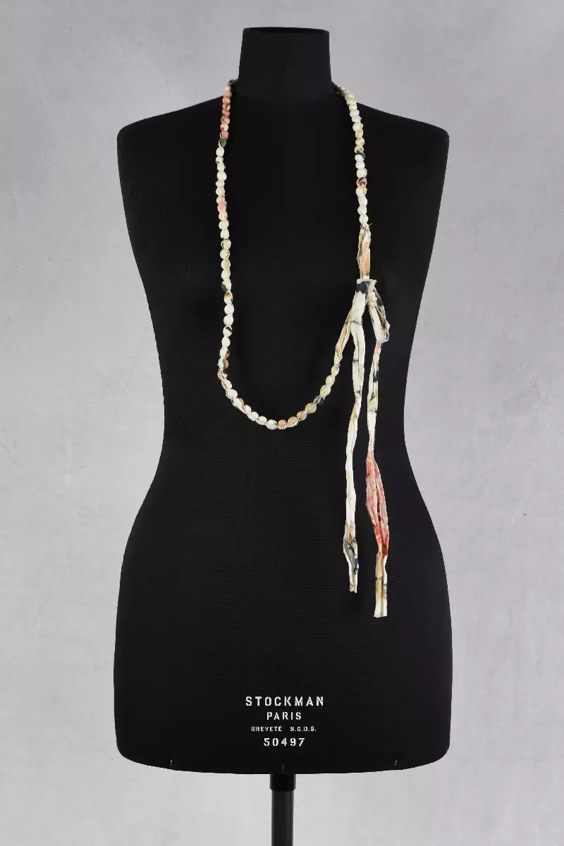 krista larson collier beaded necklace en coloris white peony chez abby maud de face