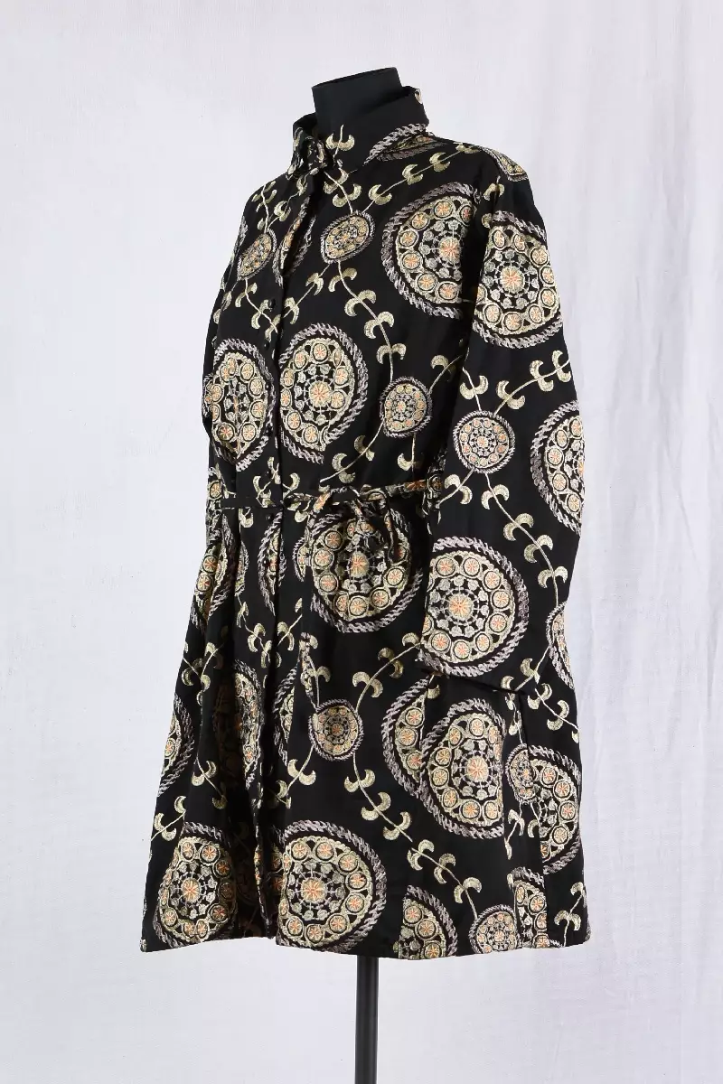 krista larson blouse long weekender en coloris black medaillon chez abby maud de profil