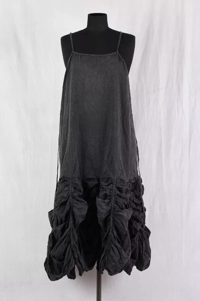 krista larson robe low rouched en coloris faded black chez abby maud de face