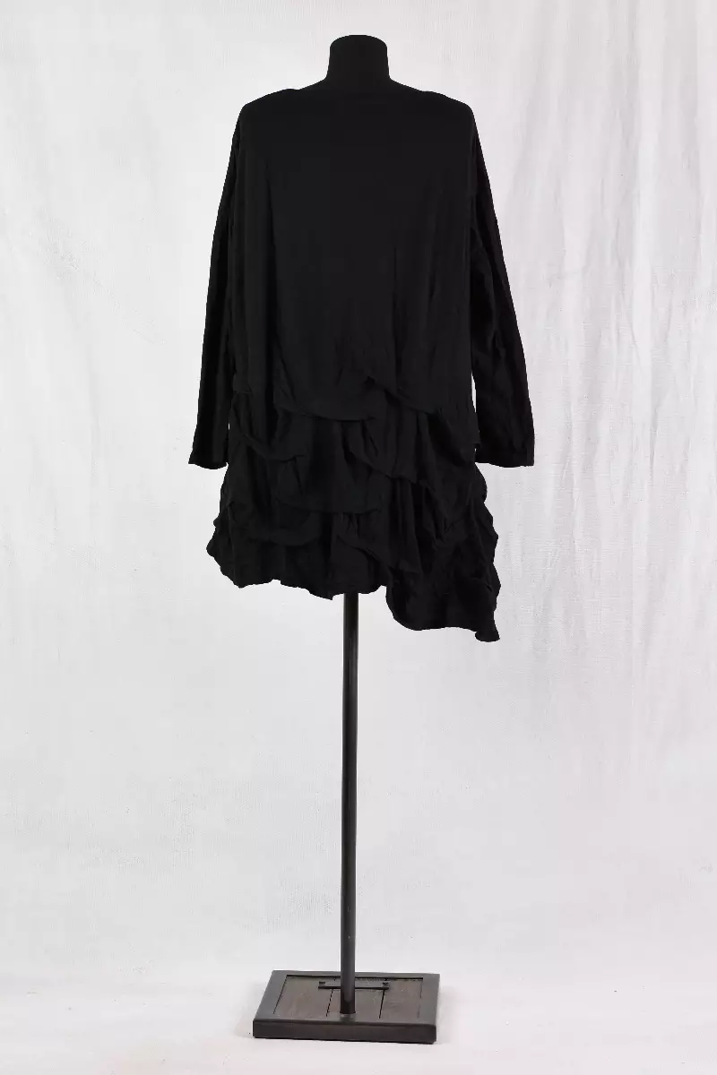 krista larson robe wavey dress en coloris black chez abby maud de face en pied