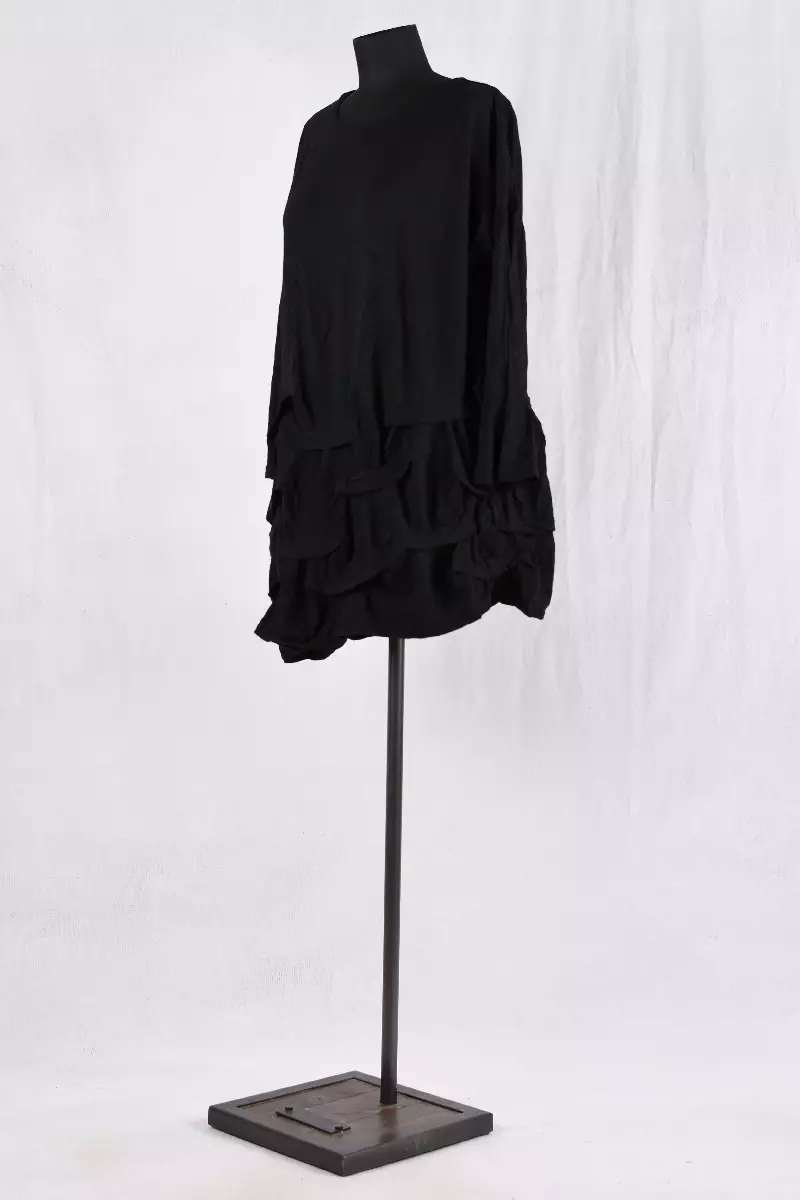 krista larson robe wavey dress en coloris black chez abby maud de profil en pied