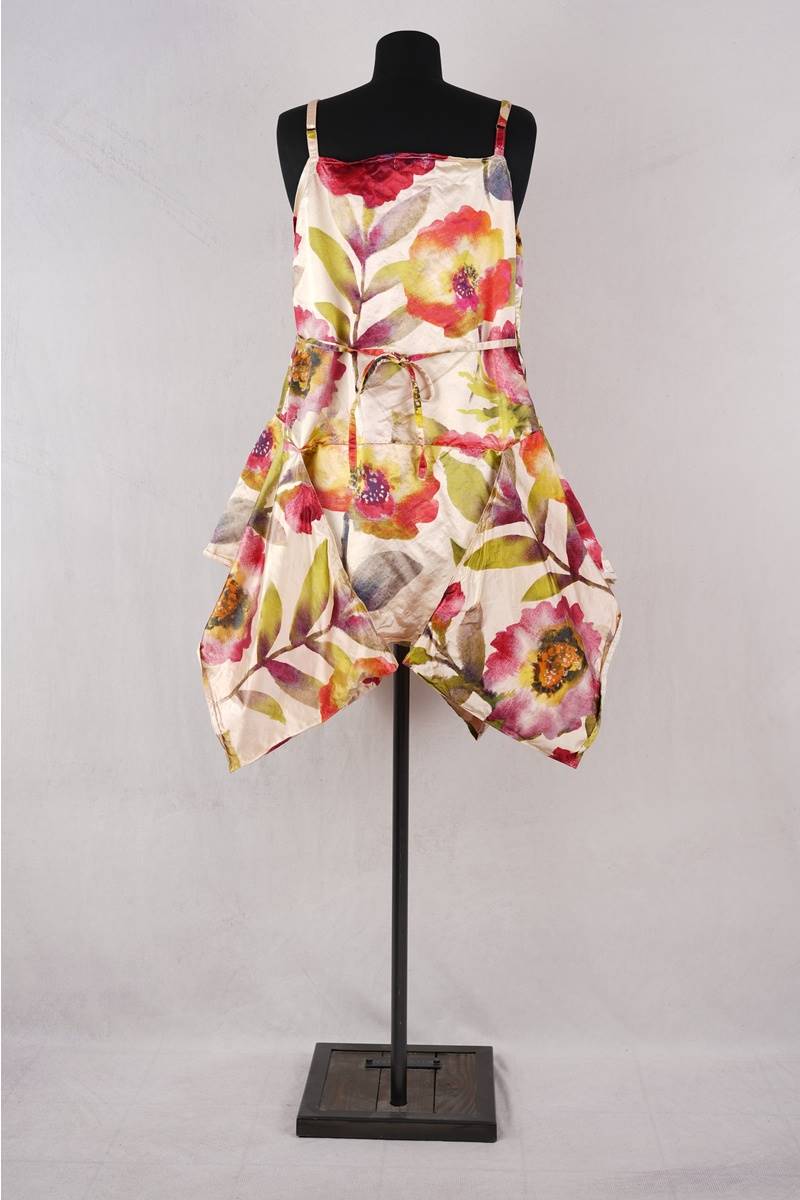 krista-larson-robe-short-pinwheel-silk-print-flowers-abby-maud-dos-pied krista larson robe short pinwheel en coloris silk print flowers chez abby maud de dos en pied