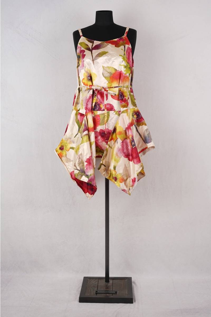 krista-larson-robe-short-pinwheel-silk-print-flowers-abby-maud-face-noeud-pied krista larson robe short pinwheel en coloris silk print flowers chez abby maud de face en pied noeud