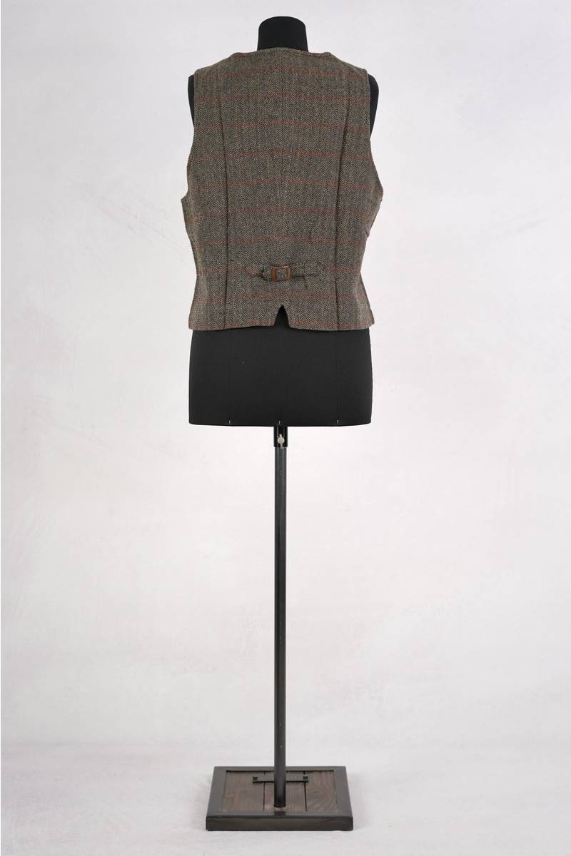 ewa-i-walla-vest-10001-vilgot-herringbone-homme-abby-maud-dos-pied ewa i walla veste 10001 vilgot en coloris herringbone chez abby maud de dos en pied