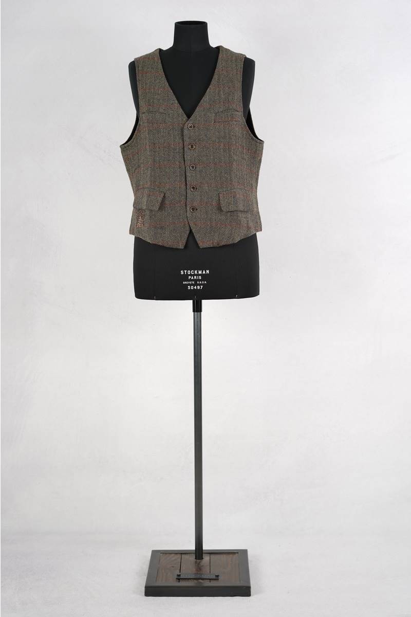 ewa-i-walla-vest-10001-vilgot-herringbone-homme-abby-maud-face-pied ewa i walla veste 10001 vilgot en coloris herringbone chez abby maud de face en pied