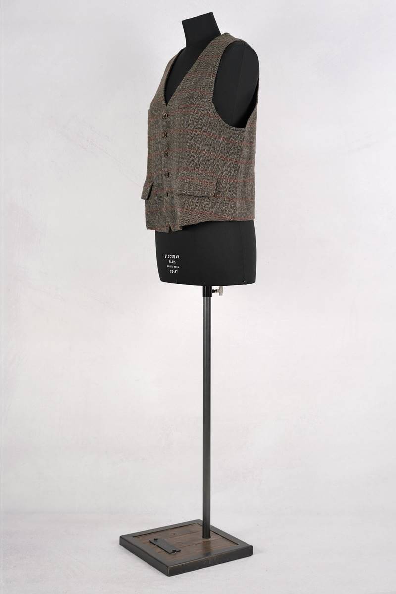 ewa-i-walla-vest-10001-vilgot-herringbone-homme-abby-maud-profil-1-pied ewa i walla veste 10001 vilgot en coloris herringbone chez abby maud de profil 1 en pied