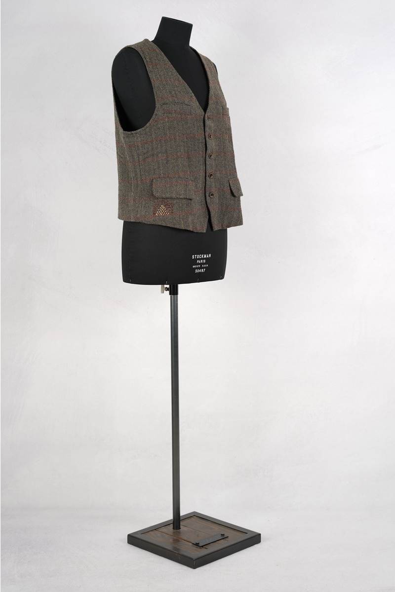 ewa-i-walla-vest-10001-vilgot-herringbone-homme-abby-maud-profil-pied ewa i walla veste 10001 vilgot en coloris herringbone chez abby maud de profil en pied