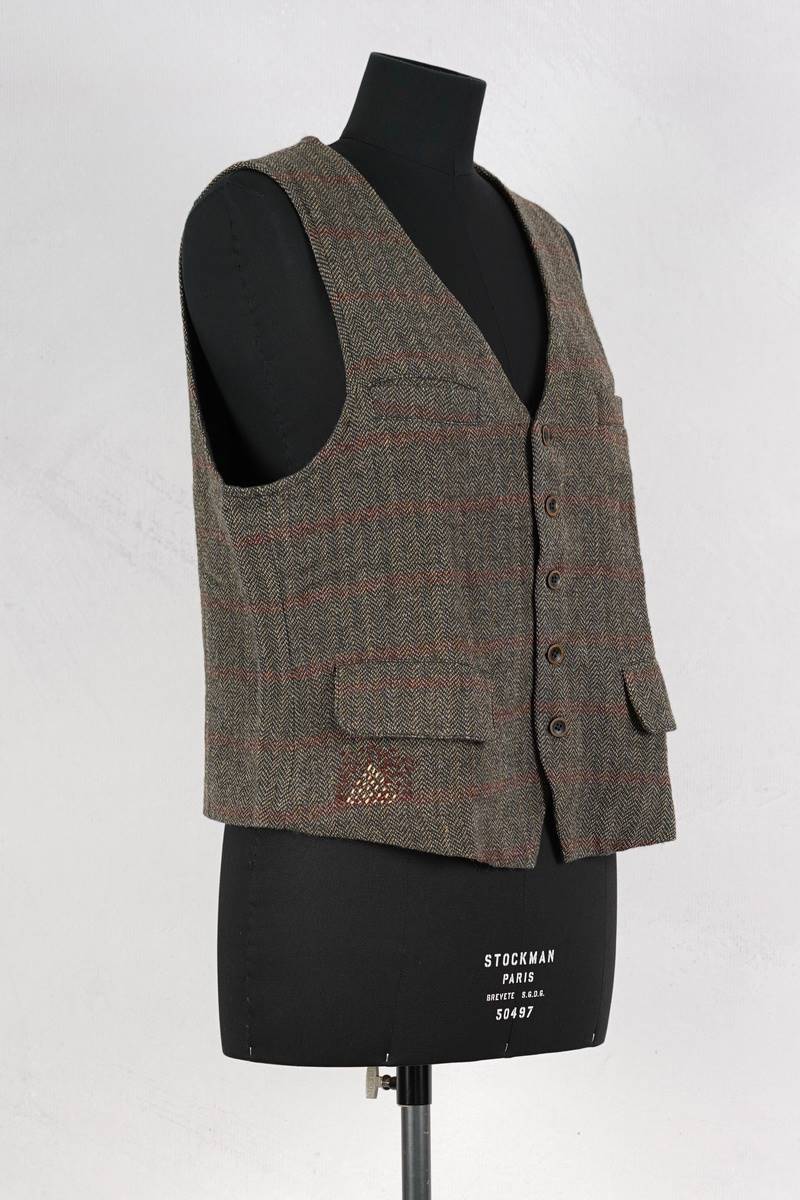 ewa-i-walla-vest-10001-vilgot-herringbone-homme-abby-maud-profil ewa i walla veste 10001 vilgot en coloris herringbone chez abby maud de profil