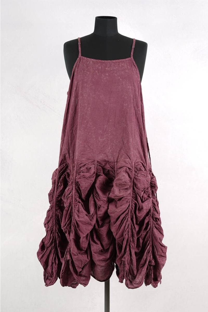 krista larson designs robe low rouched slip en coloris garnet enzyme chez abby maud de face