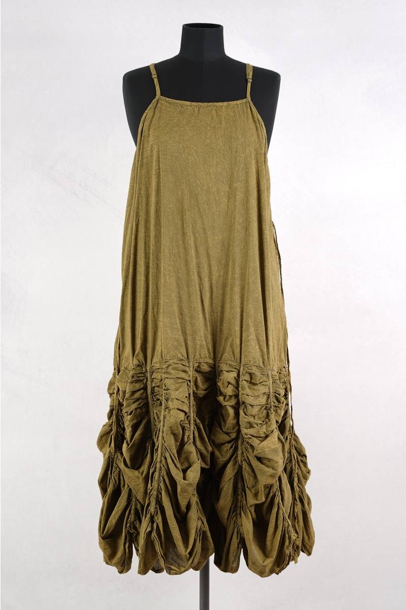 krista larson designs robe low rouched slip en coloris peanut chez