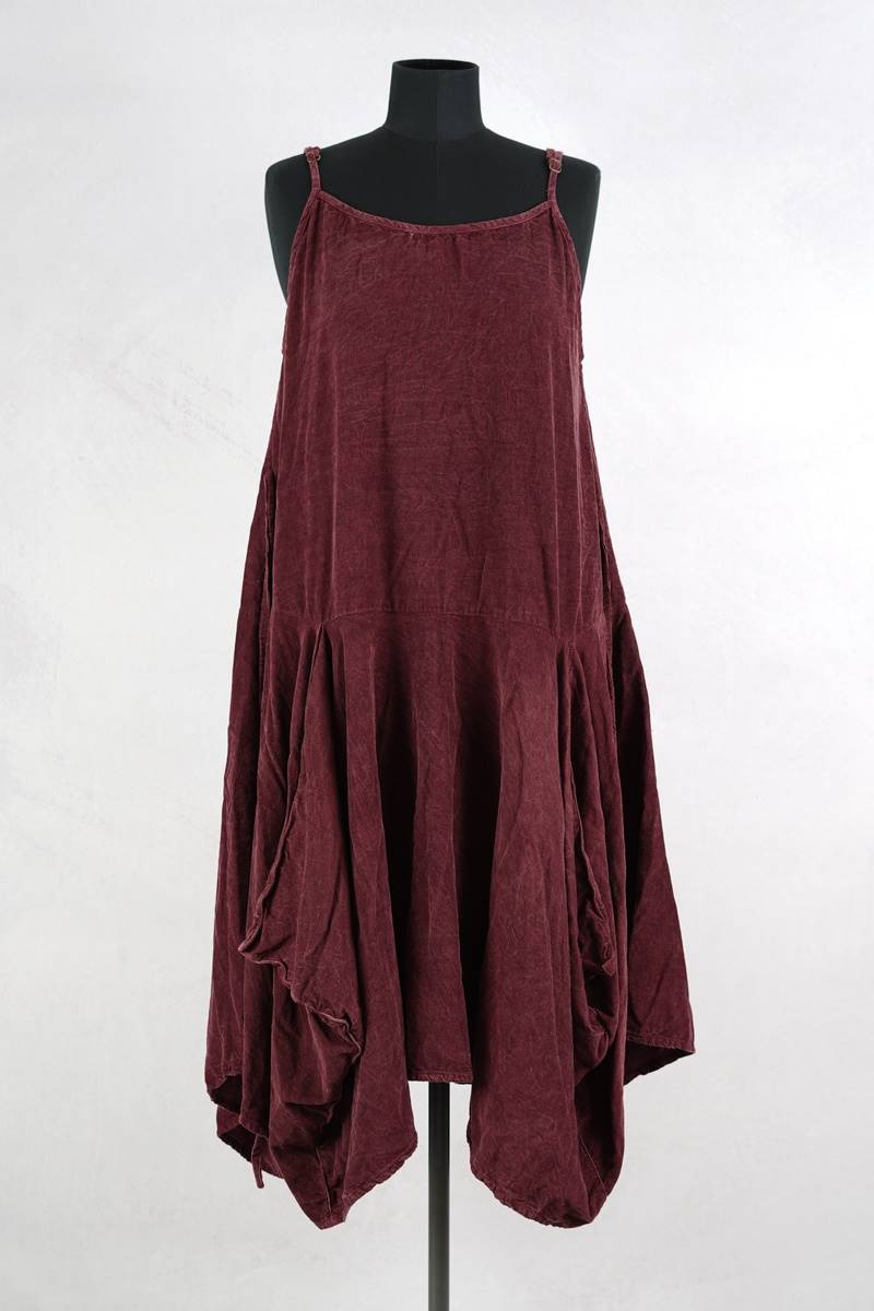 krista larson designs robe long pinwheel slip en coloris corduroy garnet chez abby maud de face