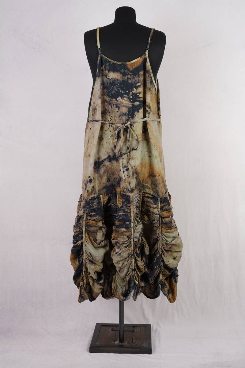 krista larson robe low rouched slip en coloris linen eco print chez abby maud de dos en pied