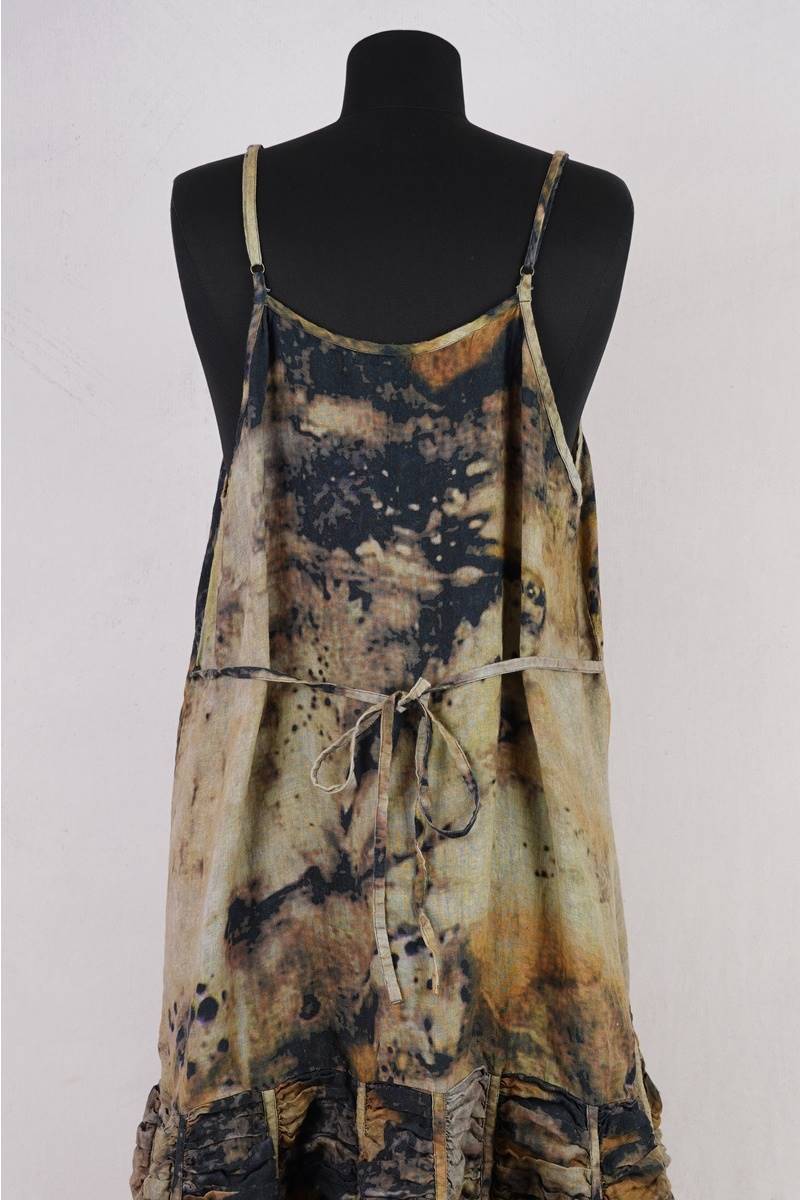 krista larson robe low rouched slip en coloris linen eco print chez abby maud de dos en zoom