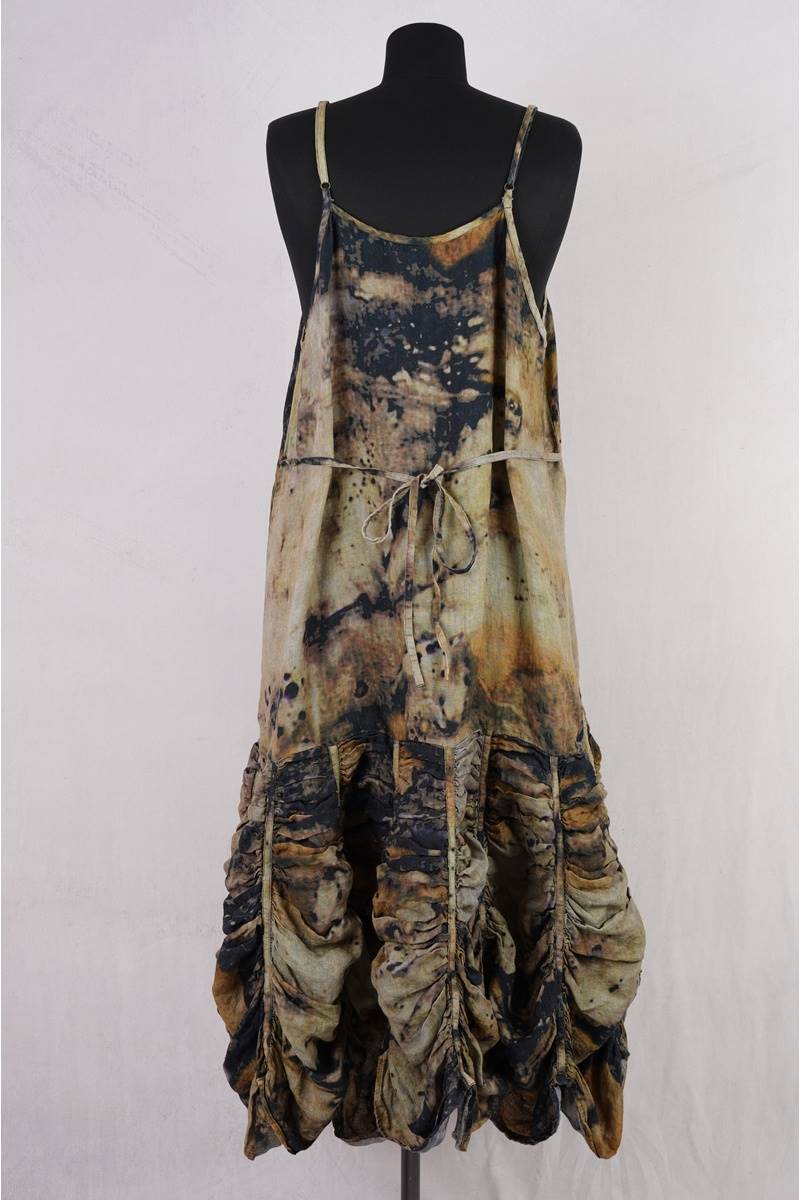 krista larson robe low rouched slip en coloris linen eco print chez abby maud de dos