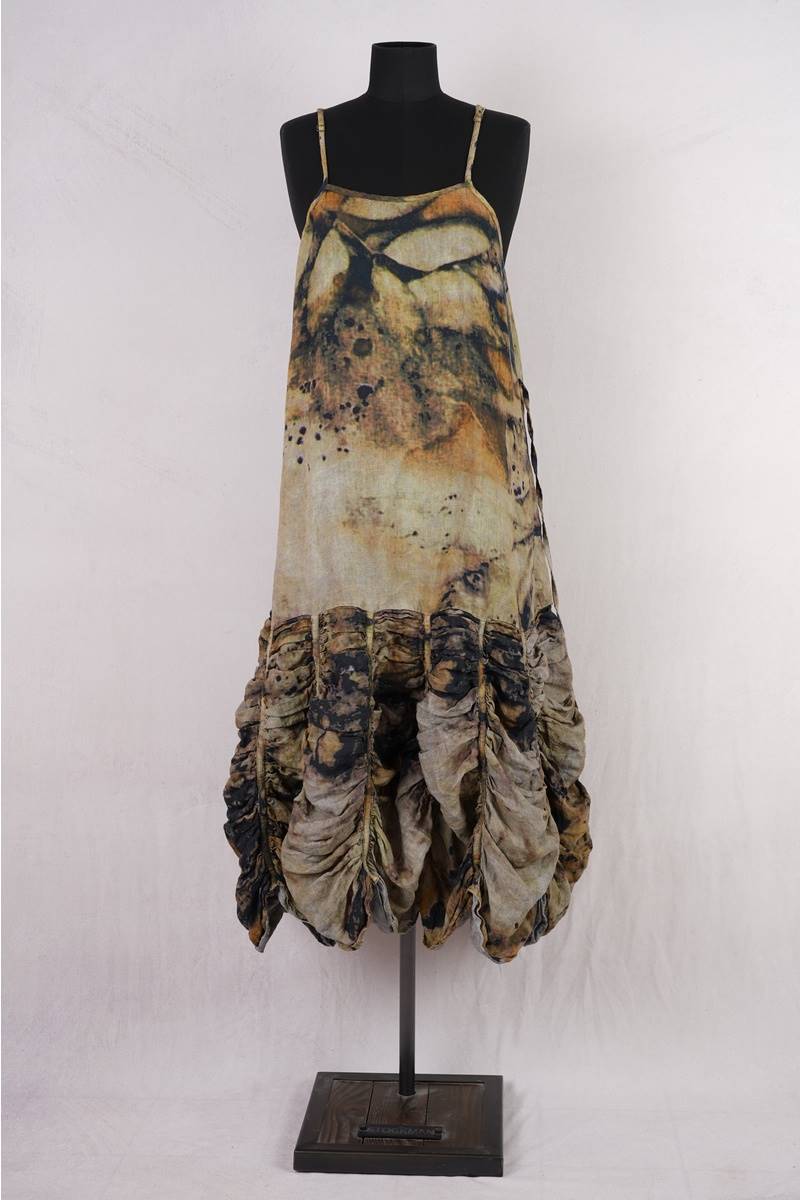 krista larson robe low rouched slip en coloris linen eco print chez abby maud de face en pied
