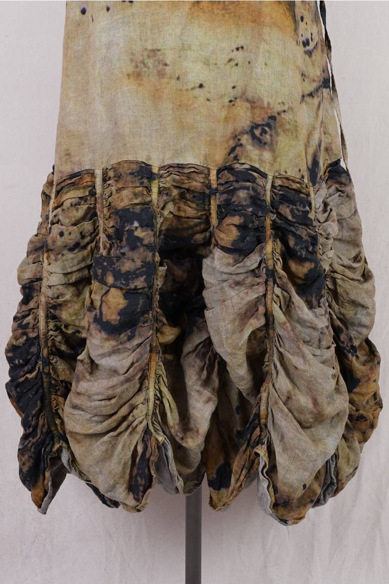 krista larson robe low rouched slip en coloris linen eco print chez abby maud de face volants