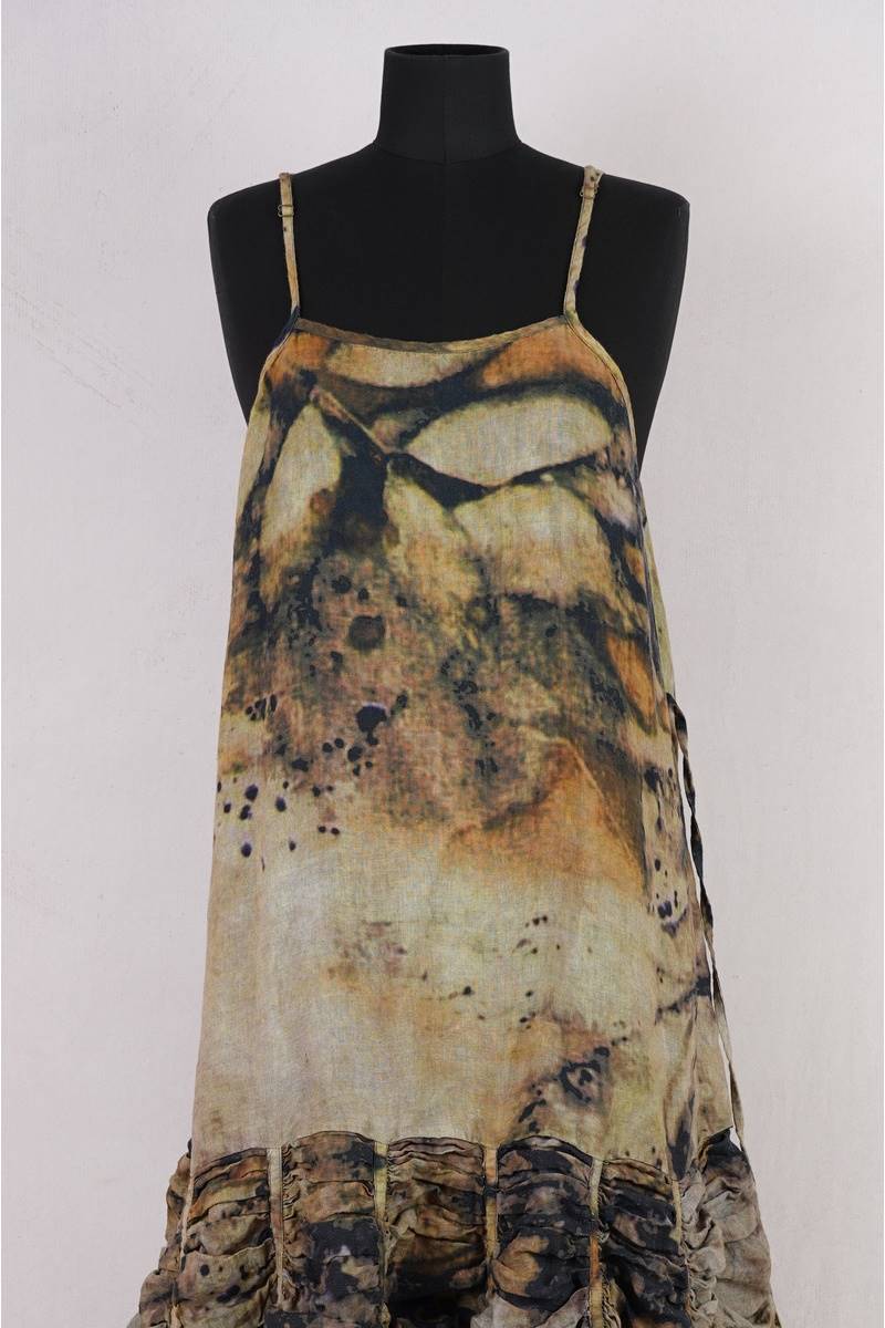 krista larson robe low rouched slip en coloris linen eco print chez abby maud de face