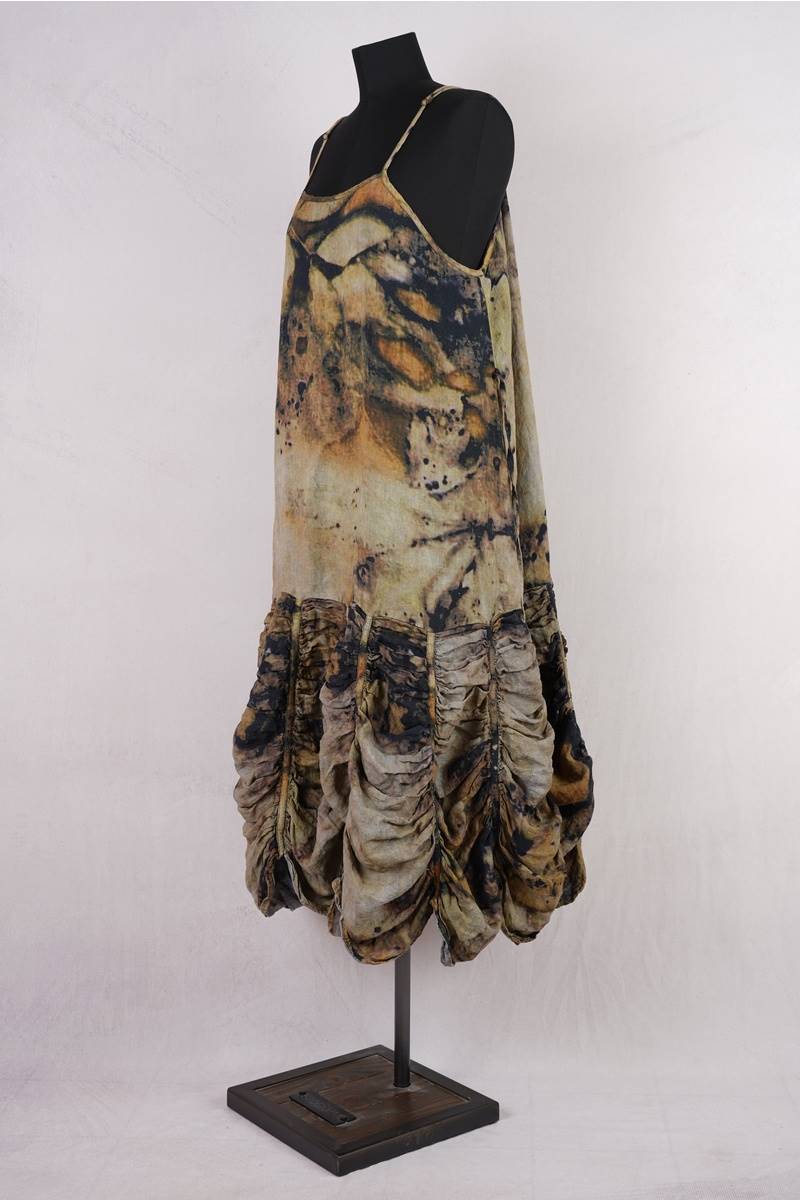 krista larson robe low rouched slip en coloris linen eco print chez abby maud de profil en pied