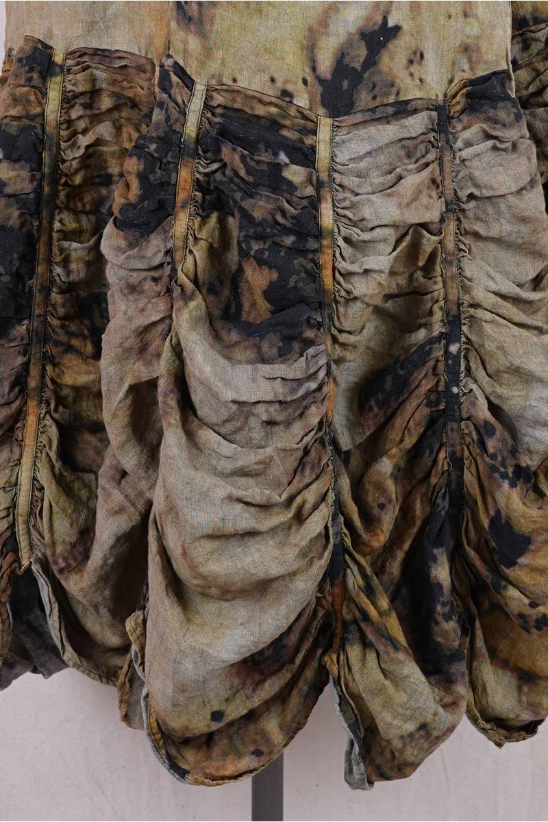 krista larson robe low rouched slip en coloris linen eco print chez abby maud de profil volants