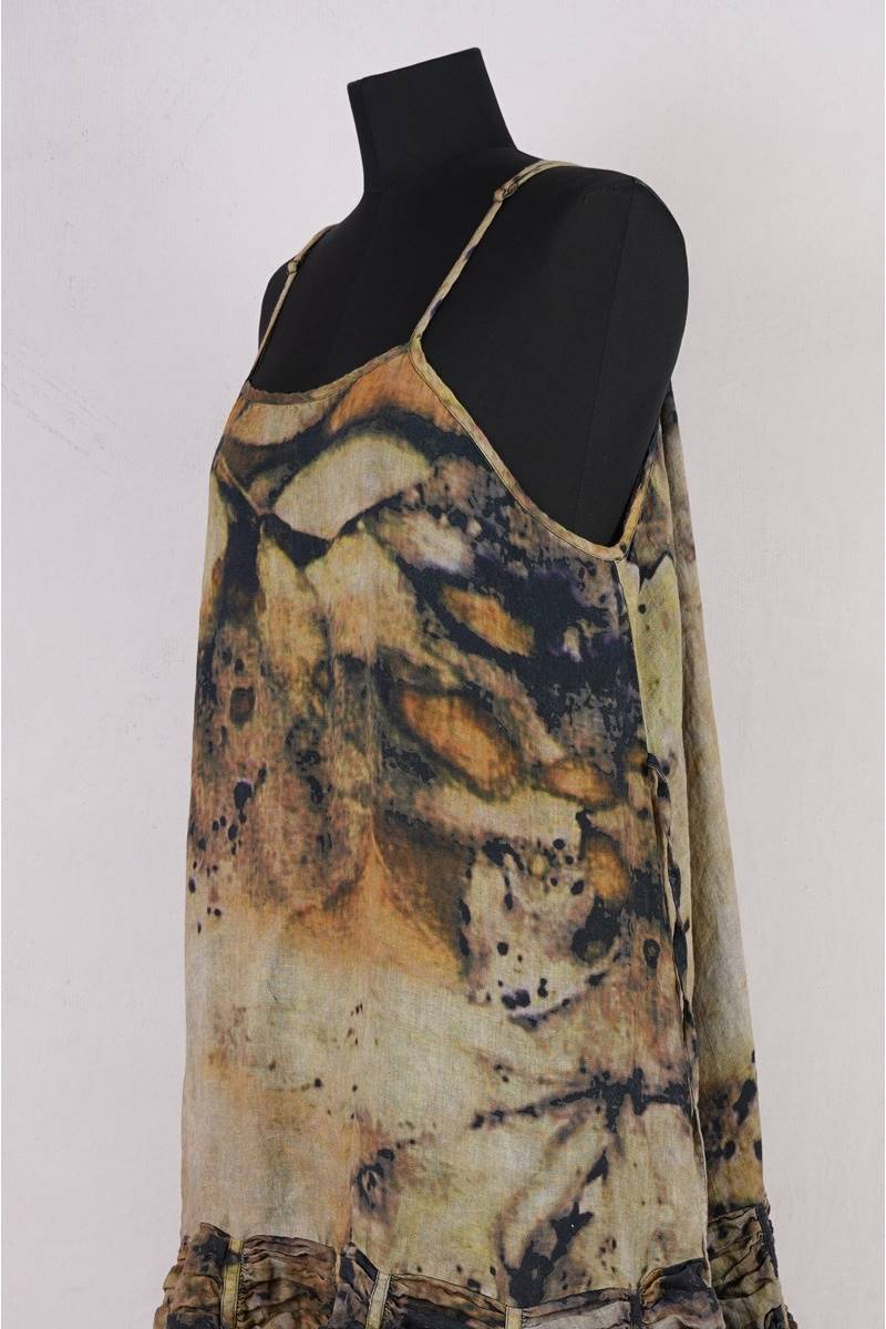 krista larson robe low rouched slip en coloris linen eco print chez abby maud de profil en zoom
