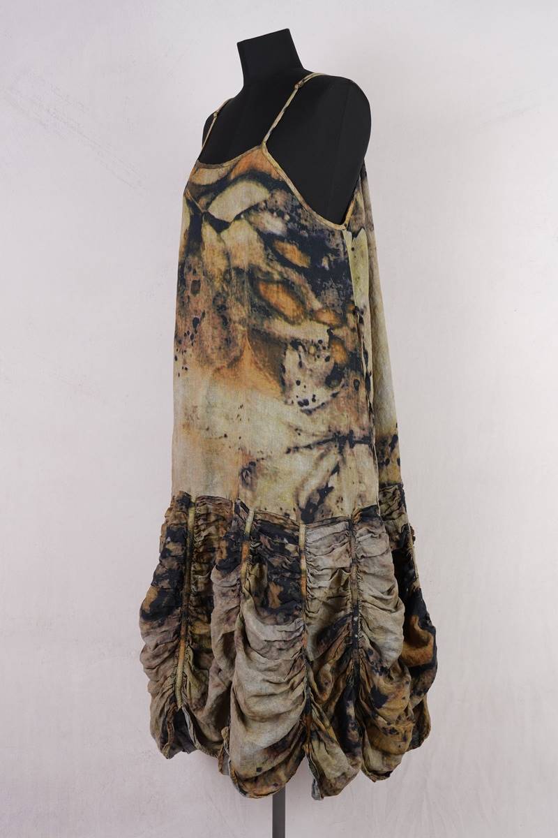 krista larson robe low rouched slip en coloris linen eco print chez abby maud de profil