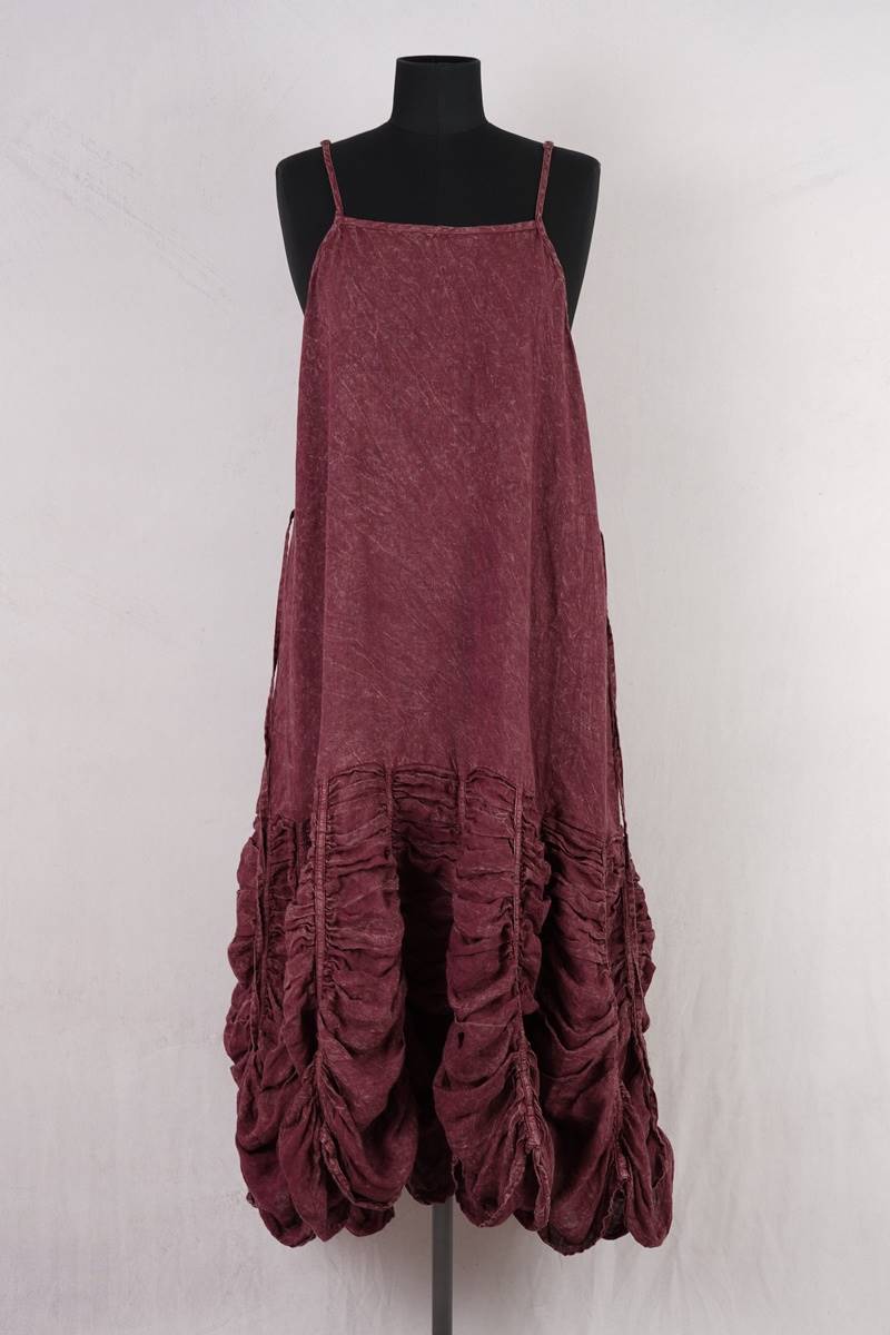 krista larson designs robe low rouched slip en coloris linen garnet chez abby maud de face