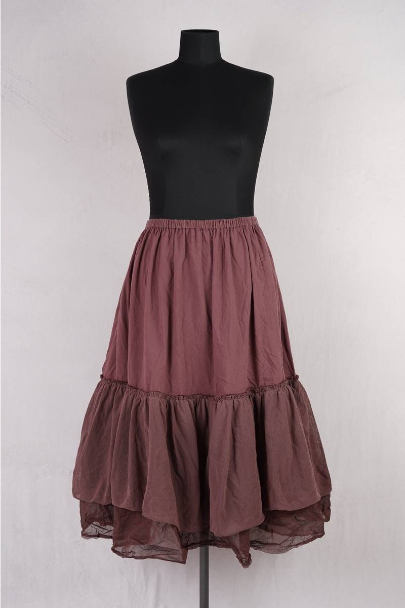 krista larson designs jupe foundation skirt en coloris garnet distress chez abby maud de face