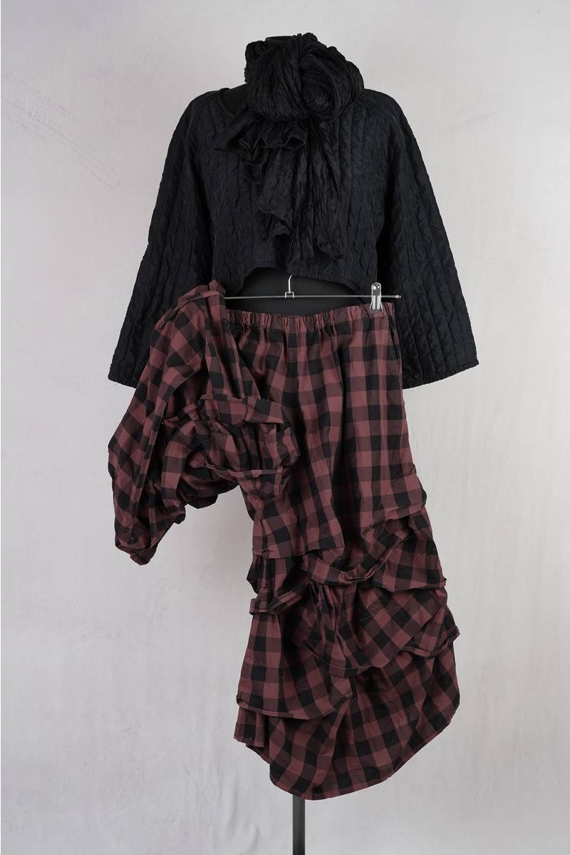 krista larson designs pantalon stormy pants en coloris buffalo check garnet chez abby maud de face