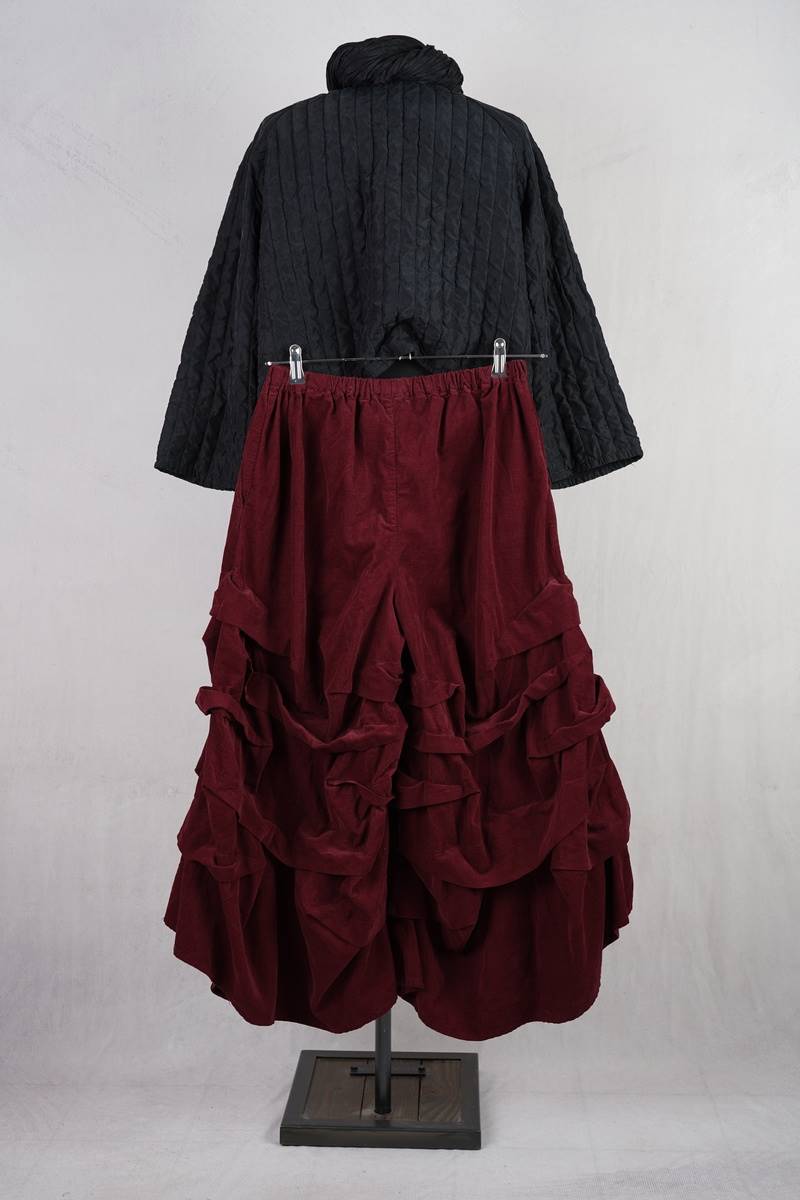 krista larson designs pantalon stormy corduroy en coloris garnet chez abby maud de dos en pied