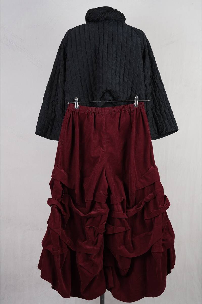 krista larson designs pantalon stormy corduroy en coloris garnet chez abby maud de dos