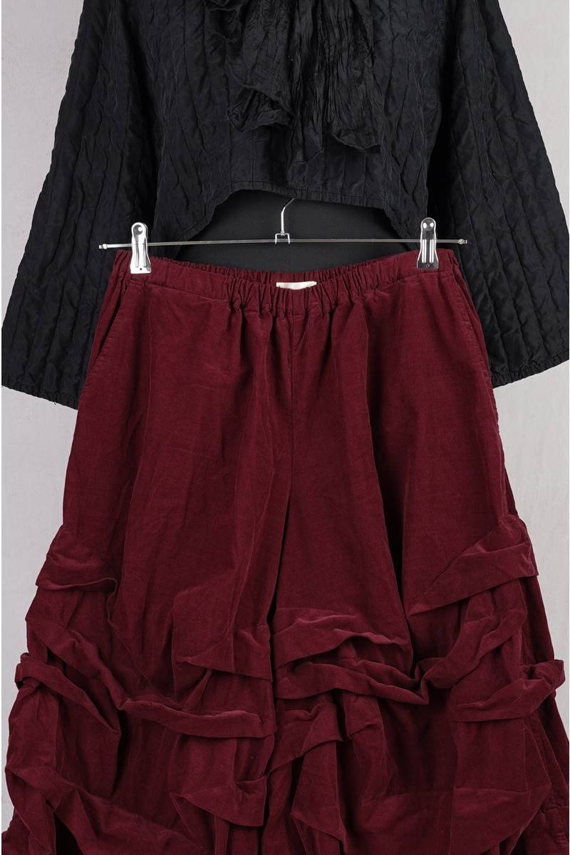 krista larson designs pantalon stormy corduroy en coloris garnet chez abby maud de face en zoom