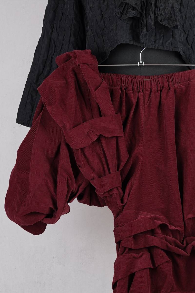 krista larson designs pantalon stormy corduroy en coloris garnet chez abby maud de face details