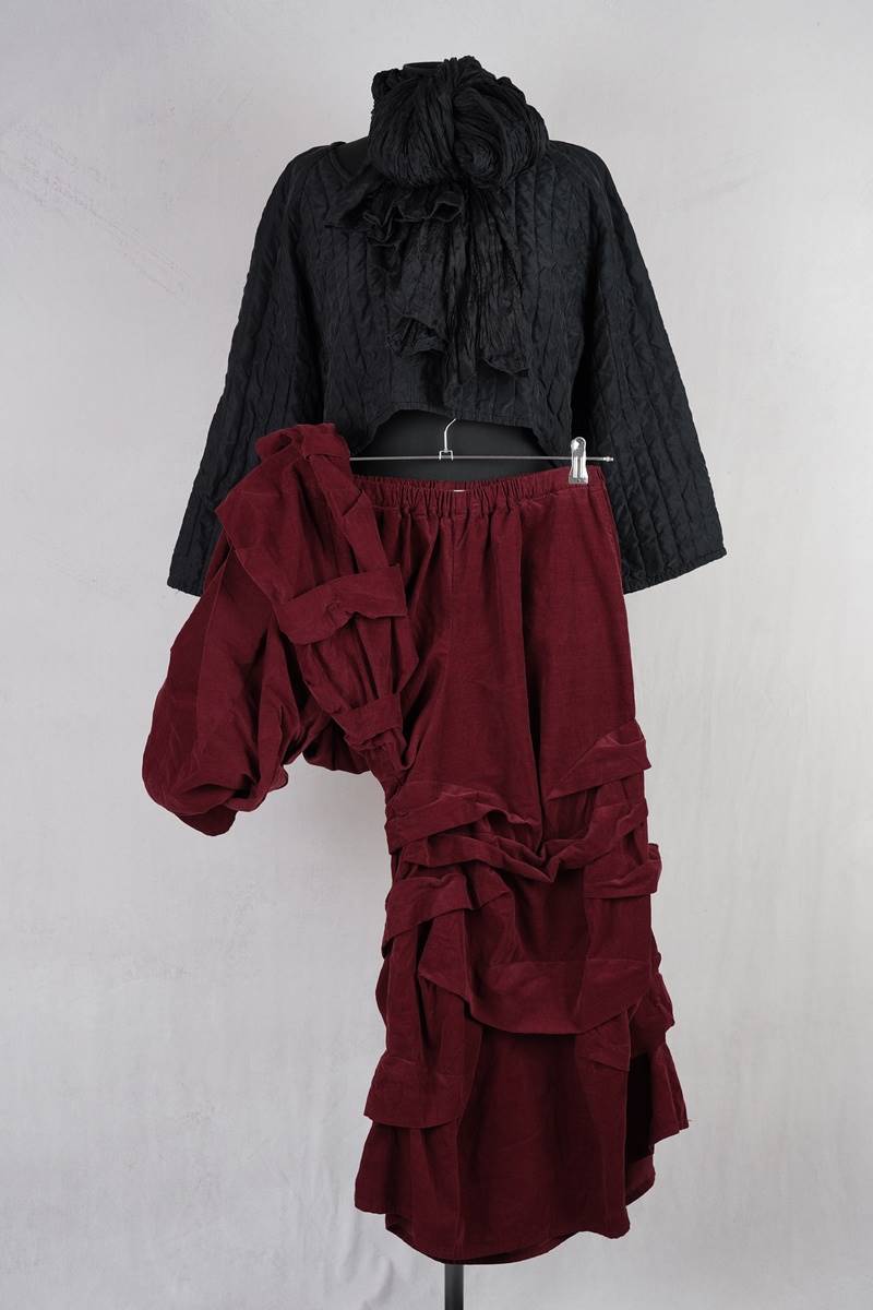 krista larson designs pantalon stormy corduroy en coloris garnet chez abby maud de face jambe