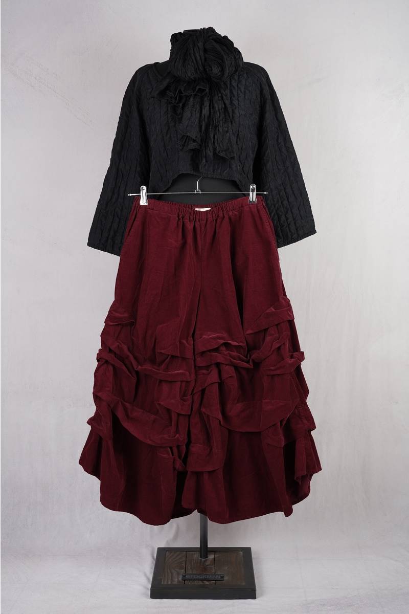 krista larson designs pantalon stormy corduroy en coloris garnet chez abby maud de face en pied