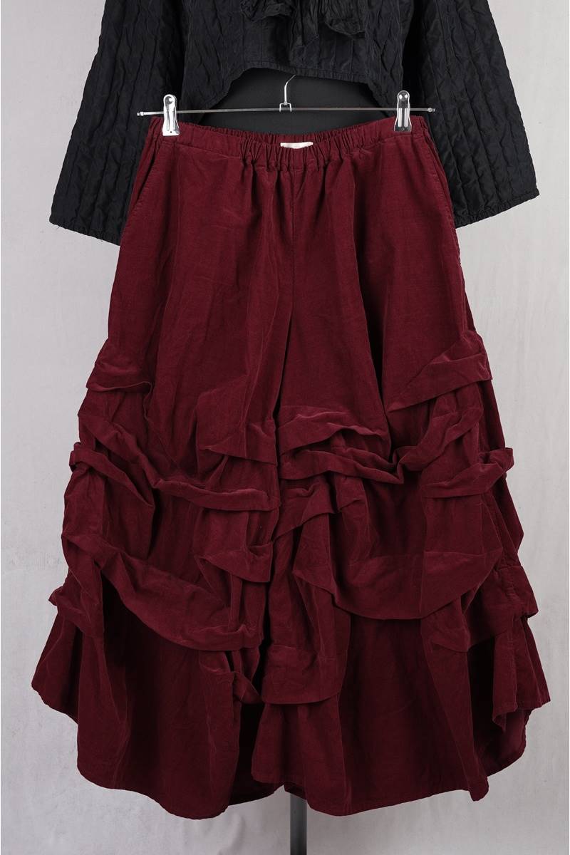 krista larson designs pantalon stormy corduroy en coloris garnet chez abby maud de face en zoom