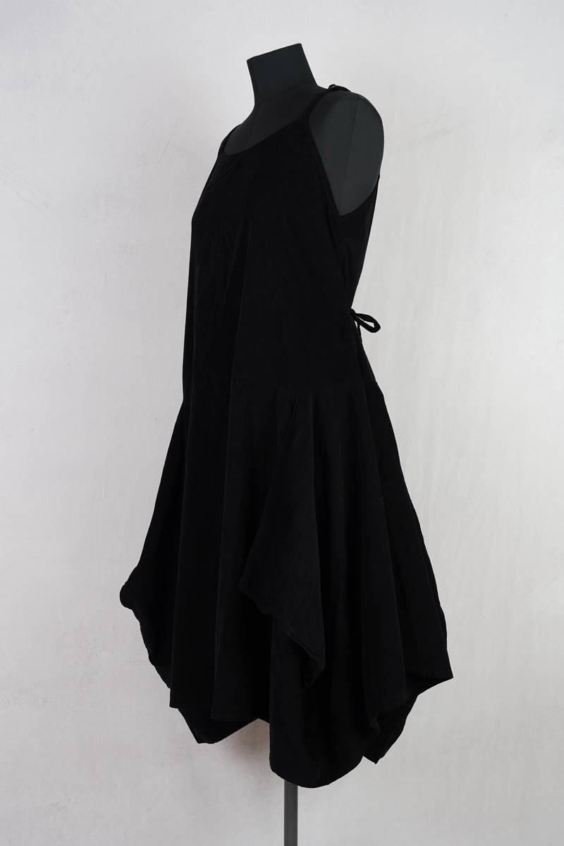 krista larson designs robe long pinwheel corduroy en coloris garnet chez abby maud de profil