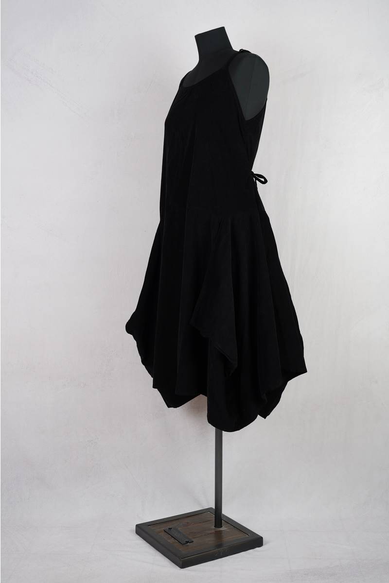 krista larson designs robe long pinwheel corduroy en coloris garnet chez abby maud de profil en pied