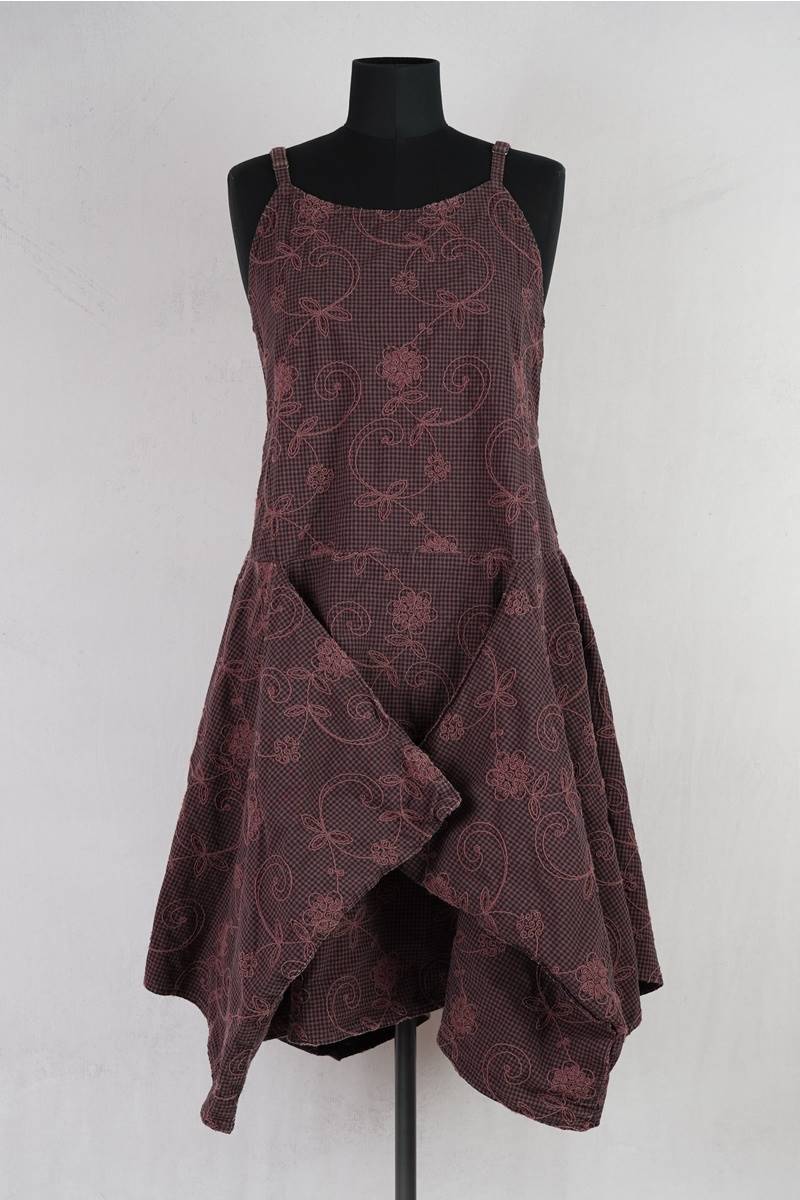 krista larson designs robe long pinwheel slip en coloris garnet embroidered chez abby maud de face