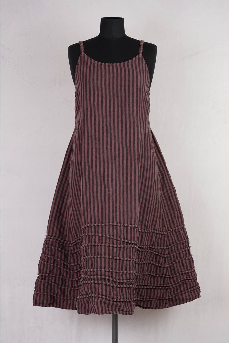 krista larson designs robe long spring slip en coloris garnet stripe chez abby maud de face