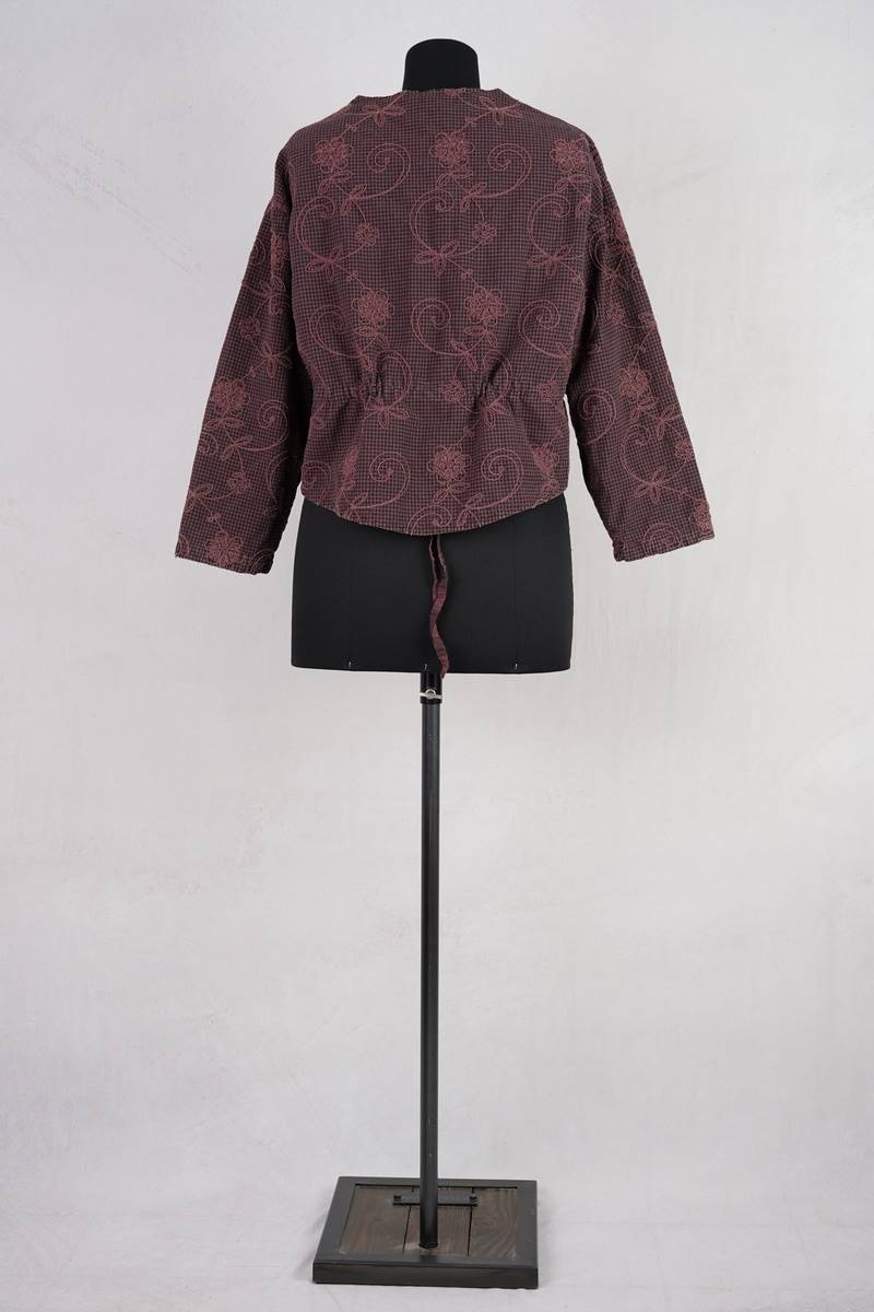 krista larson designs veste bolero jacket en coloris garnet chez abby maud de dos en pied