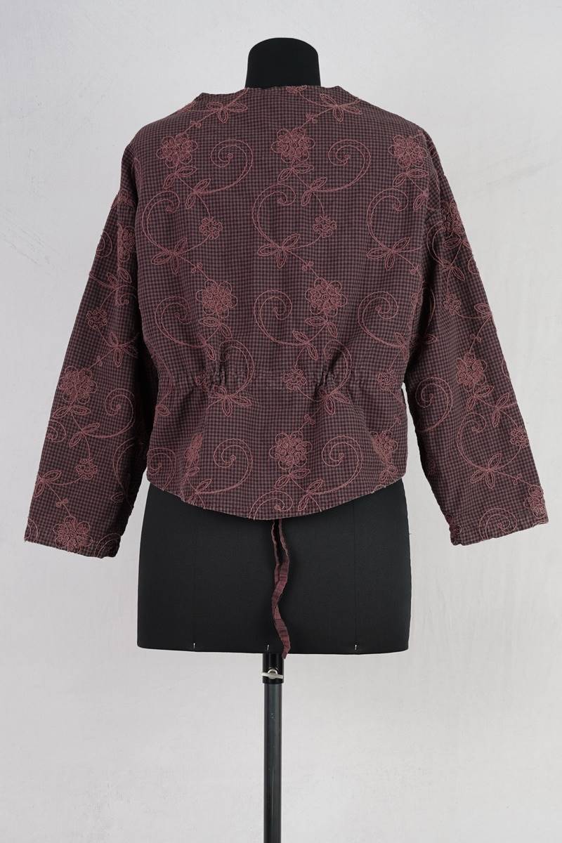 krista larson designs veste bolero jacket en coloris garnet chez abby maud de dos